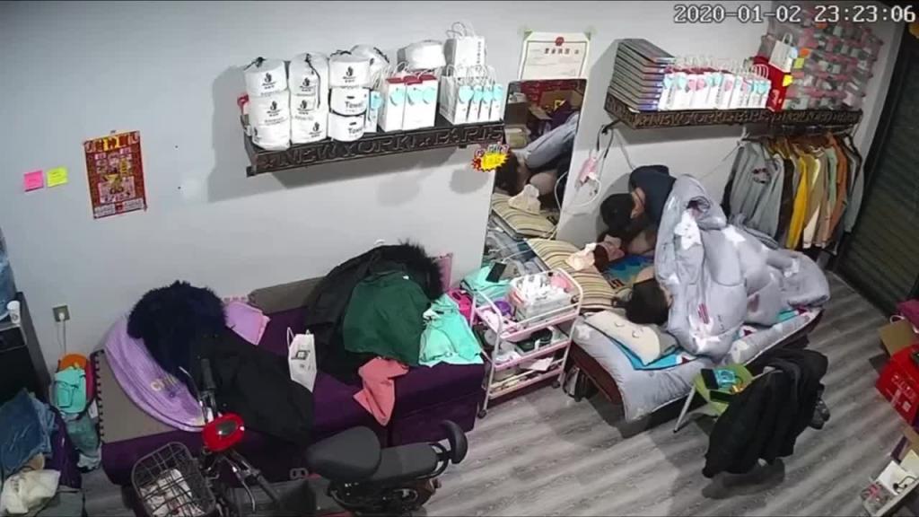 【监控破解】真实母子乱伦高中儿子恋母癖强上亲妈! 预览截图 2