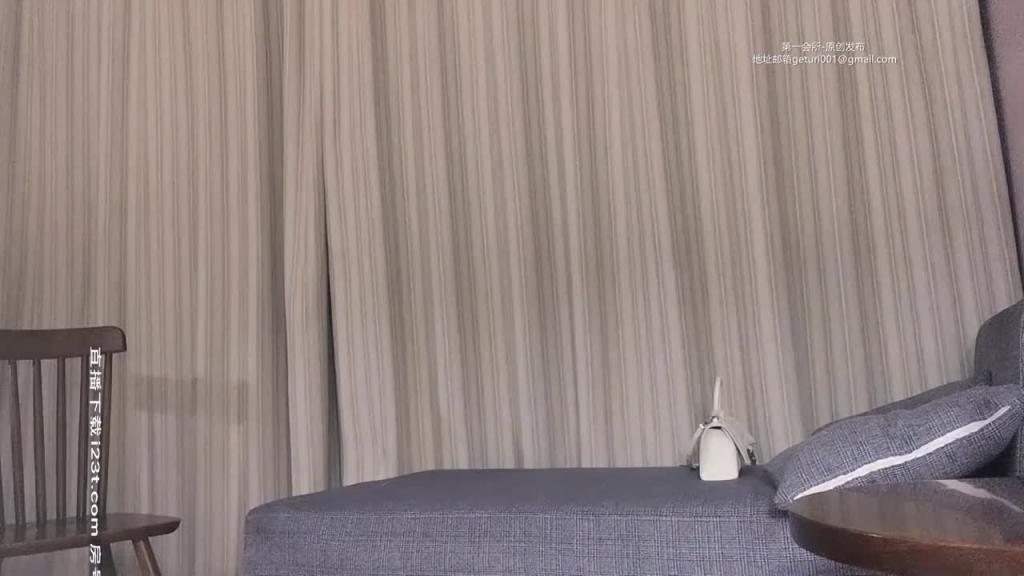 《午夜寻花》高颜值牛仔裤妹子看上去有个性,还不是被操得爽爽叫 预览截图 3