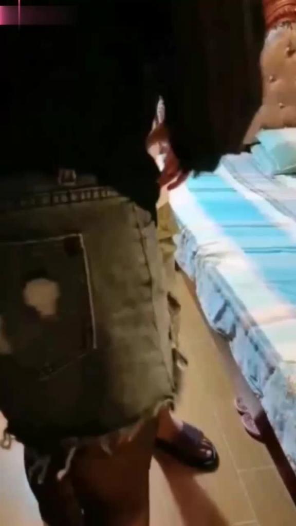强推乱伦骚表姐动手动脚忽悠乱摸强扒按到爆操骚逼 预览截图 3
