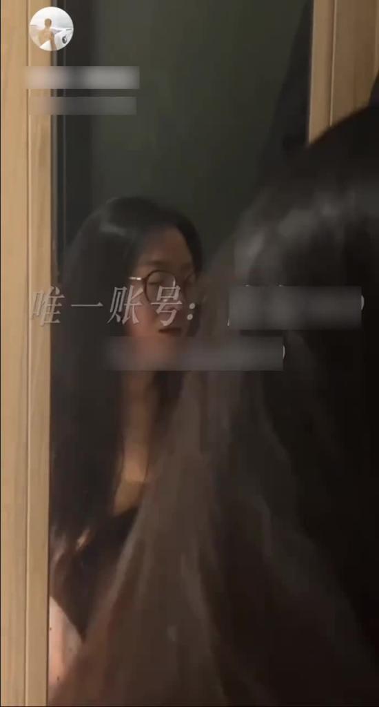 反差眼镜女友酒店爆操，越来越骚，嘴巴含住手指后入戴着眼镜真反差 预览截图 10