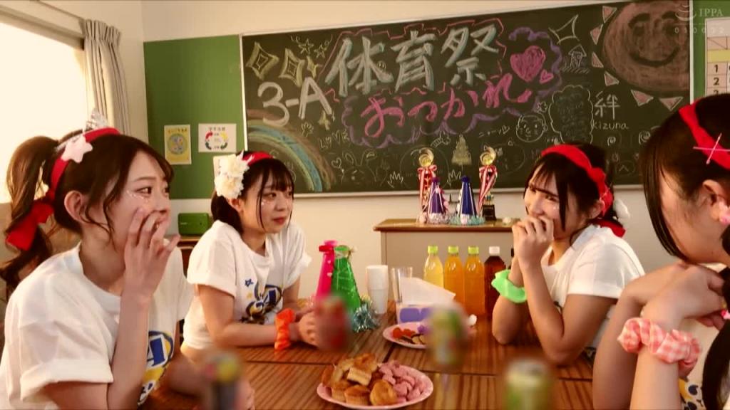 运动会结束后,班上性感可爱的女生们豁达起来,来一场青春后宫狂宴!平常不会互动的男女,此刻却兴致勃勃,不用套套就能在里面射精! HUNTC-434 预览截图 6