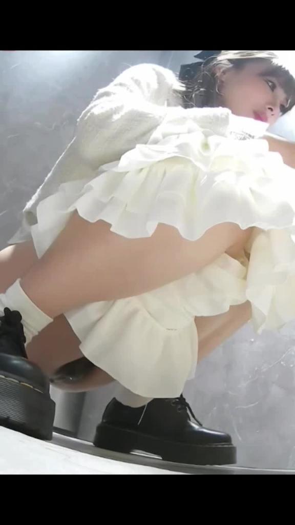 '商场女厕 大神拍摄刁钻角度偷拍多位尤物'女神 肤白貌美大长腿 大黑嫩穴骚到爆! 预览截图 10