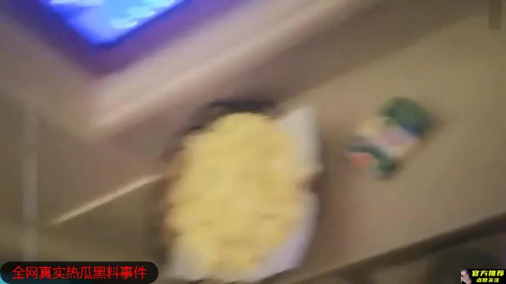 【黑料霸凌门】社会小太妹用酒瓶捅高中少女私处强迫舔逼 预览截图 11