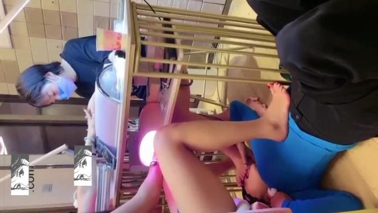 美甲店里的女狗舔脚. 预览截图 10