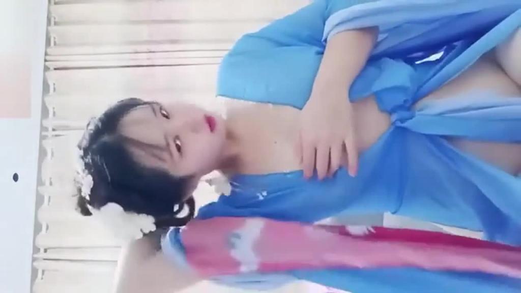 哺乳期还有奶水流出脱衣撩骚情趣古装小少妇居家寂寞玩自慰 预览截图 8