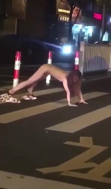 网曝门事件 某市路上撞见空干女 预览截图 3