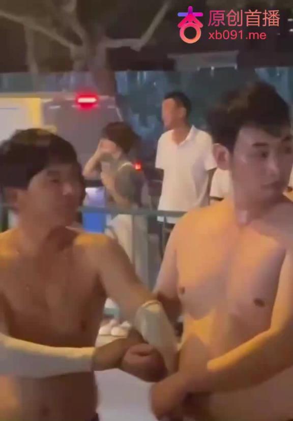 菏泽曹县万基村深夜大戏 儿子抓母出轨怒喊父 街头对峙警察急救齐上阵 预览截图 5