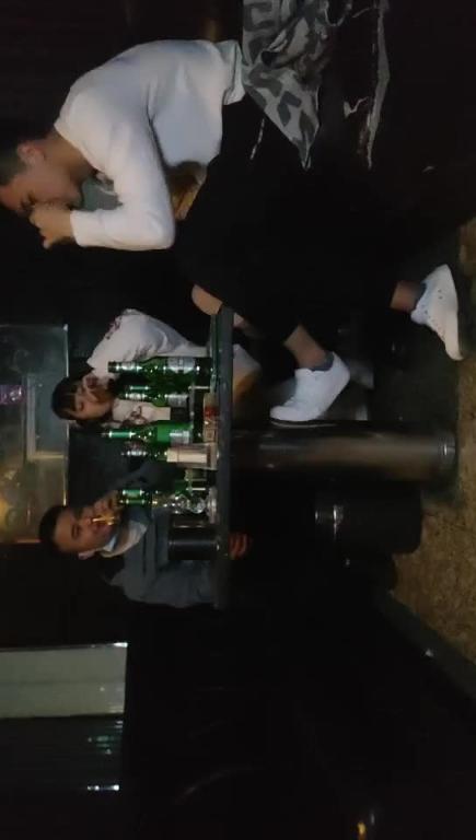 真实换妻,KTV唱歌沟通,回酒店直接开肏,皮门帘短发甜美少妇太害羞了 预览截图 3