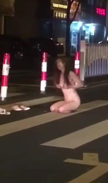网曝门事件 某市路上撞见空干女 预览截图 11