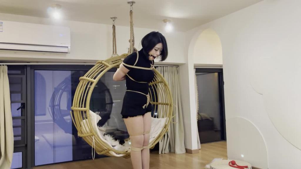 【奥特曼】御姐女S十一日式直立踮脚吊+口球超长放置90分钟 预览截图 10