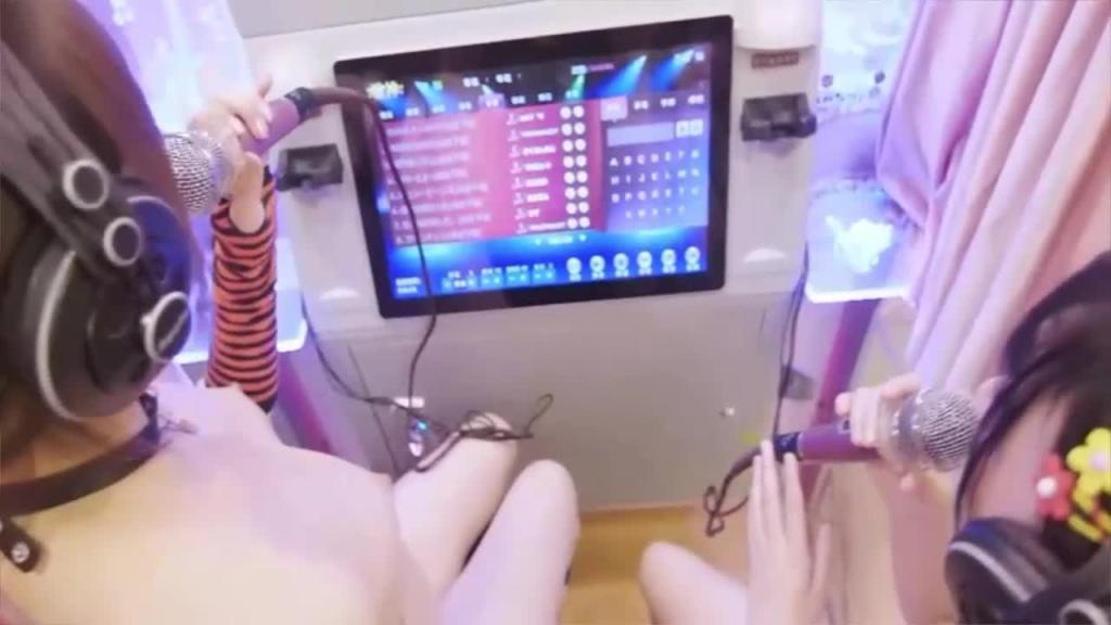 【女女百合】两个18岁的小萝莉互舔白虎足交阳具 预览截图 8