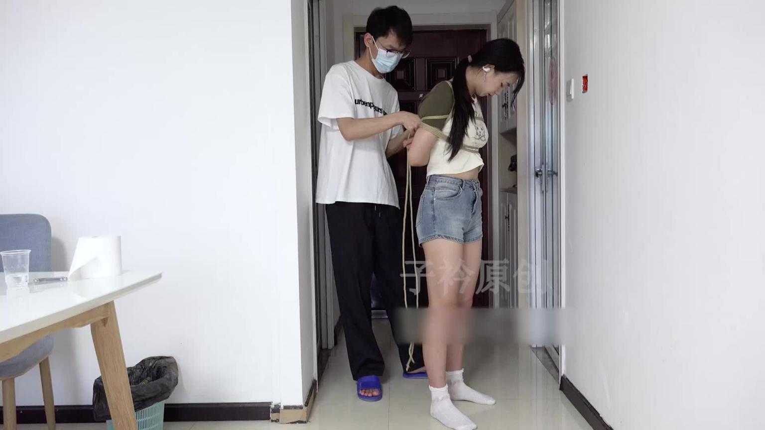 琳琳一字马捆绑挠痒 预览截图 1
