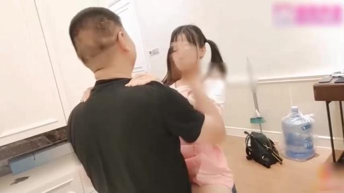 【兄妹】萝莉妹妹带着假鸡巴找哥哥玩 预览截图 2