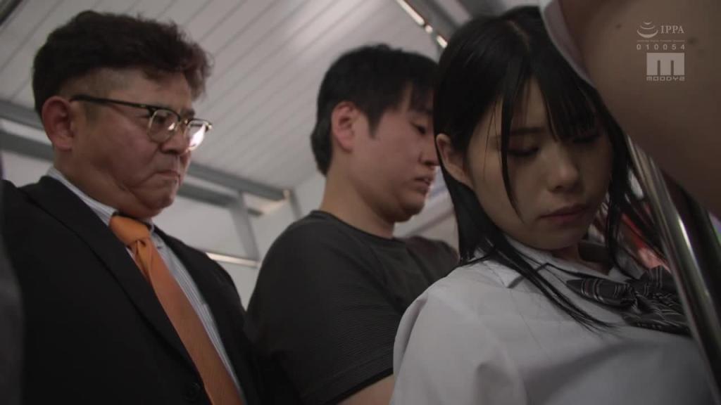自从调戏了杂志上人气的I罩杯女写真偶像后,最近她就开始夸我表情性感,对我的技术更是上瘾了。 MIDA-269 预览截图 1