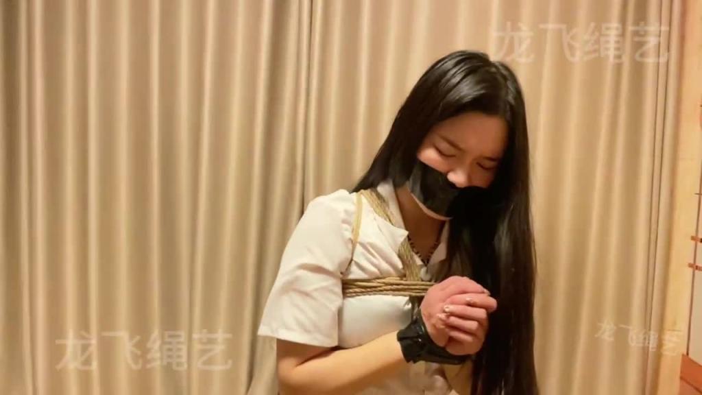 【龙飞绳艺】虐待手撕丝袜折磨抽打KT凌辱短暂zx 预览截图 3