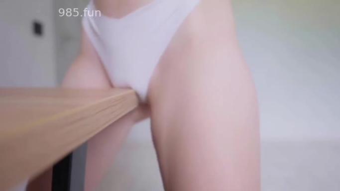 极品粉嫩白虎骚逼 脱掉牛仔裤用桌角摩擦粉穴 预览截图 7