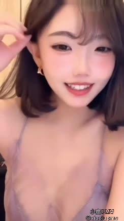 抖音两百多万粉丝女主播11y 直播时多次漏点,看着视频中清纯可爱的脸蛋再配上那不小心漏出来的深褐色乳头,谁都会看心动吧🫣 预览截图 7