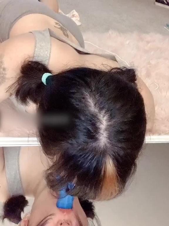 撩人奶牛比基尼,蓝色假鸡巴淫乱盛宴#puppiloli 预览截图 2