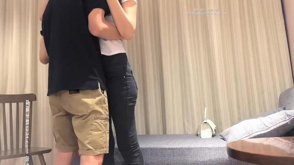 《午夜寻花》高颜值牛仔裤妹子看上去有个性,还不是被操得爽爽叫 预览截图 2