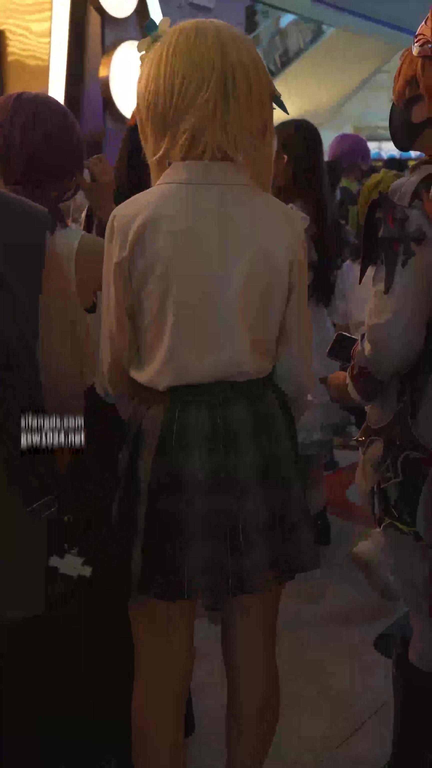 抄底！漫展的金发小妹妹，年轻貌美内裤也很童趣 预览截图 2