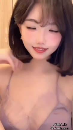 抖音两百多万粉丝女主播11y 直播时多次漏点,看着视频中清纯可爱的脸蛋再配上那不小心漏出来的深褐色乳头,谁都会看心动吧🫣 预览截图 10