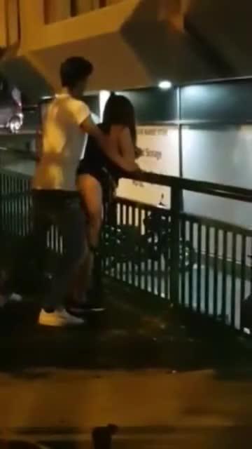 某社交BBS网友爆料青年男女在人来人往大街上啪啪啪 预览截图 2