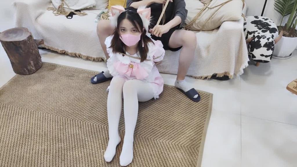 【凛凛蝶】旅游时救下被锁在柜子里唿救的萝莉女仆，用棒棒高c后放在餐桌上驷马玩弄 预览截图 4