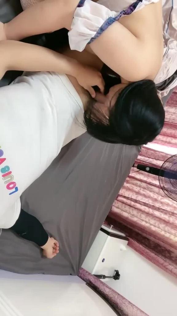 【兄妹乱伦】表妹在家穿jk白丝_还不穿内裤_欠操的小骚逼 预览截图 6