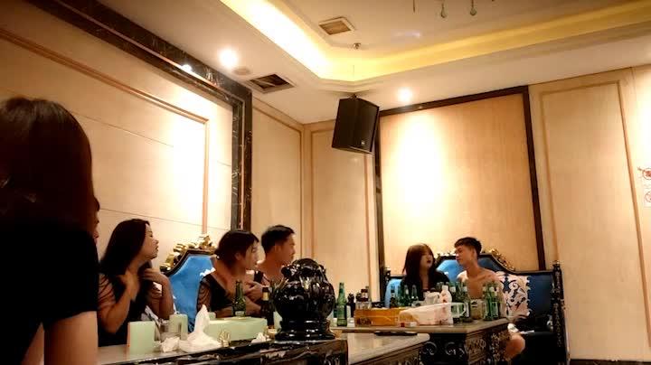 【夫妻交换】三对夫妻淫乱KTV,灯红酒绿,男男女女放下束缚 预览截图 6