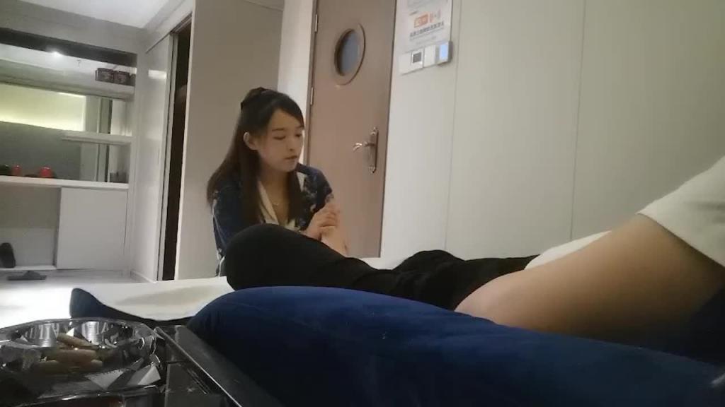 足浴店搭讪,高价砸钱忽悠小张含韵,酒店开房啪啪,一夜风流双双满意而归 预览截图 1