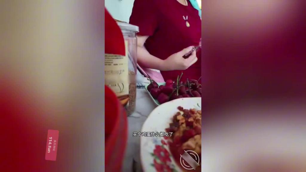 【母子乱伦】海角东北真实变态母子 吃完饭儿子喂骚妈吃大鸡巴 深喉上位抽插内射 对白淫荡“儿子鸡巴真好吃” 预览截图 2