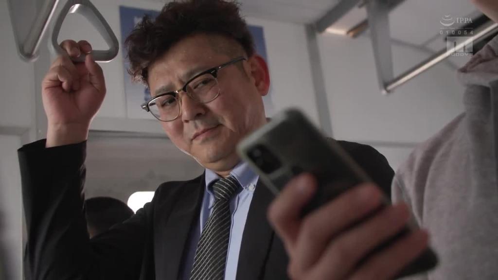 自从调戏了杂志上人气的I罩杯女写真偶像后,最近她就开始夸我表情性感,对我的技术更是上瘾了。 MIDA-269 预览截图 12