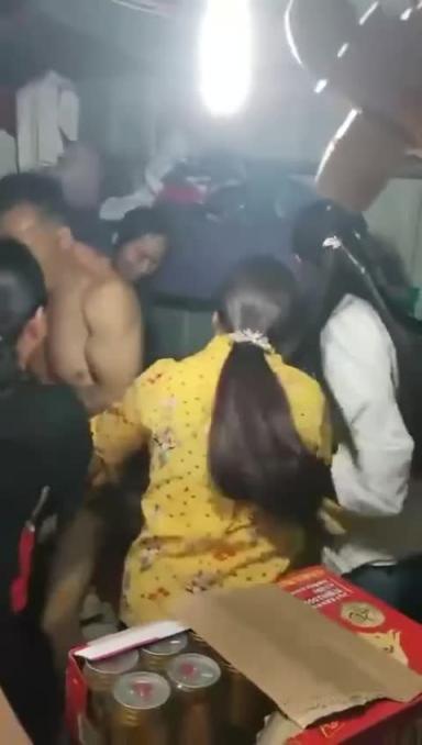 抓奸现场对着女的就是一顿暴打 预览截图 11