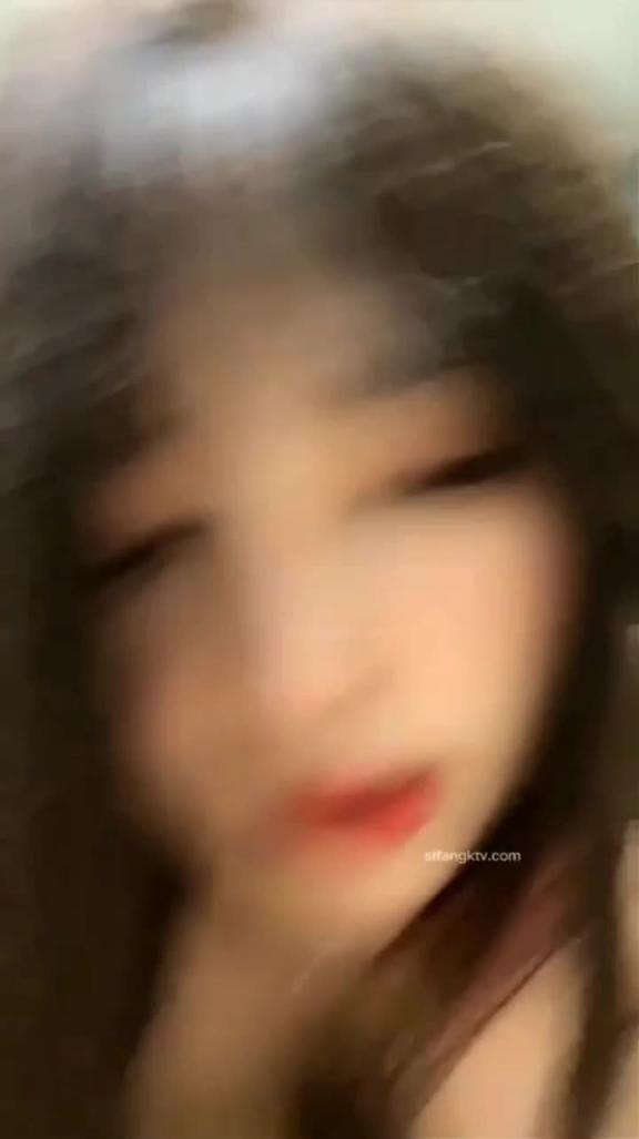 无毛骚货秀逼秀身材小鲍鱼很诱人 预览截图 8