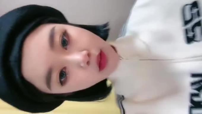 妹妹品尝姐姐的臭脚丫. 预览截图 12