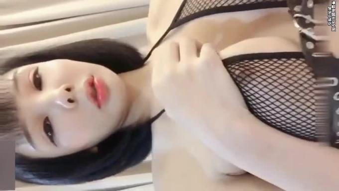爆乳风骚美妖娘,连体情趣网袜诱惑玩弄妖棒高潮迭起 预览截图 10