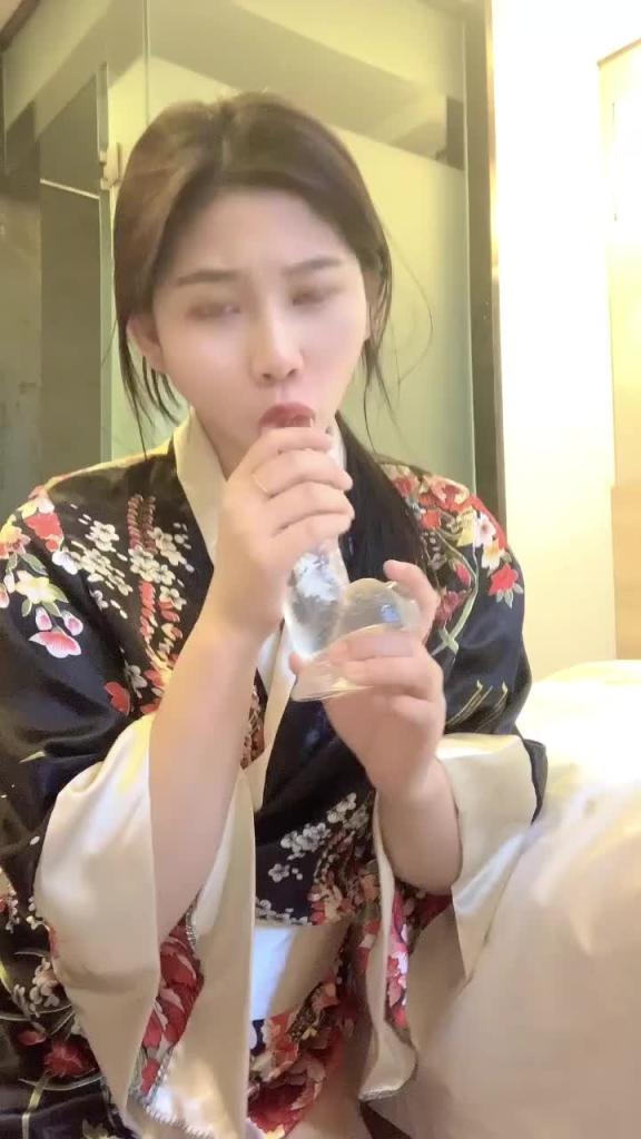 情趣和服陶醉自慰 预览截图 1