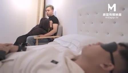 国产麻豆 骚浪贱女友找炮友来自己的家 在男朋友旁边打泡 预览截图 4
