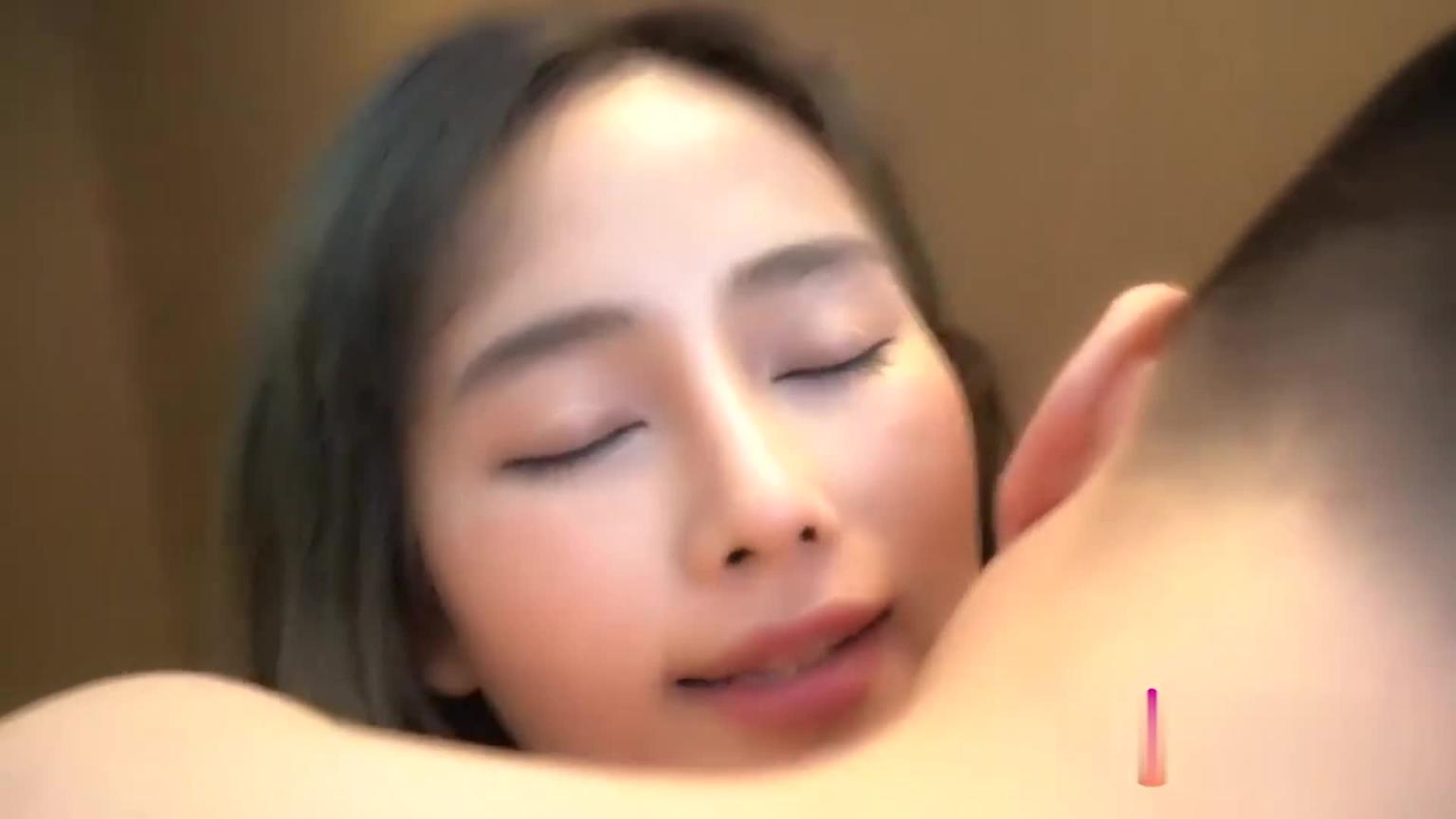 腕儿勾引男友兄弟吃自已的小草莓 预览截图 8