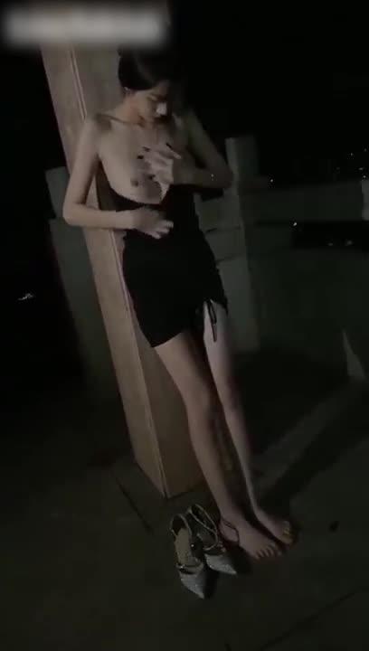 高颜质美女野外大胆露出 预览截图 4