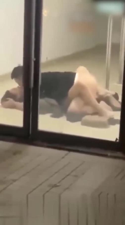 网曝门 偷拍醉酒情侣消防通道口就地正法 预览截图 8