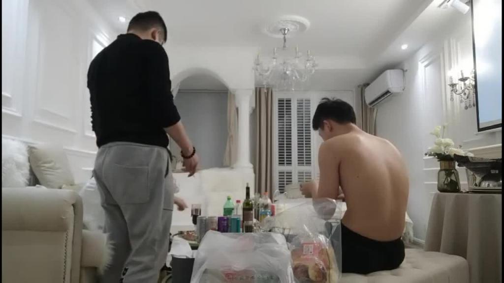 【换妻探花】两中年大叔饭店找两个少妇一起玩情色小游戏一起玩4P啪啪 预览截图 3