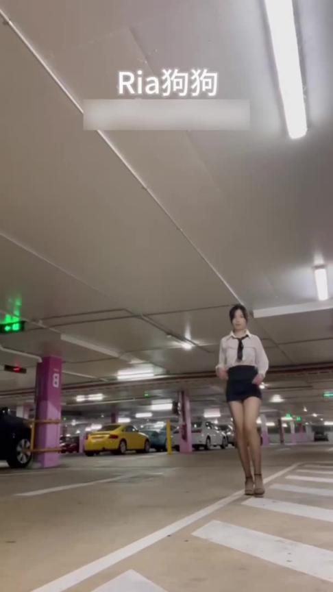 【超极品反差母狗】长相清纯却在地下车库裸体露出变声母狗地上爬,拿着黄瓜狠狠捅下面最后还把黄瓜吃掉 预览截图 6
