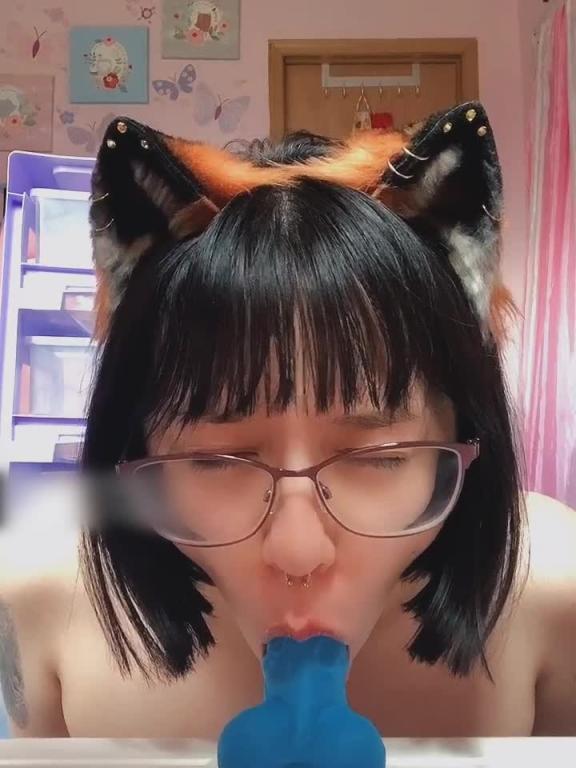 蓝色假屌狂欢,猫耳眼镜妹的深喉挑战#puppiloli 预览截图 11