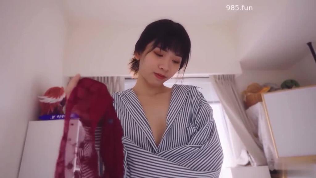 弟弟趁姐姐洗澡时用姐姐的内裤打手枪,姐姐用身体满足弟弟 预览截图 4