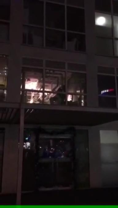 比萨店落地窗前开战!两男战一女大秀活春宫!引路人围观:女的没穿男的一直动 预览截图 4