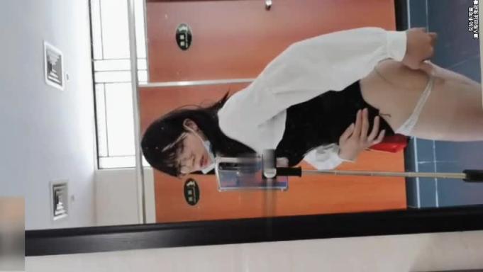 淫荡伪娘母狗女厕人前露出，让老奶奶帮忙拔肛塞② 预览截图 1