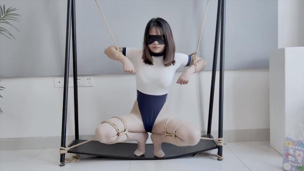 【凛凛蝶】海砂-体操服肉丝少女的母狗柔韧性训练，极限一字马单腿吊放置羞辱 预览截图 6