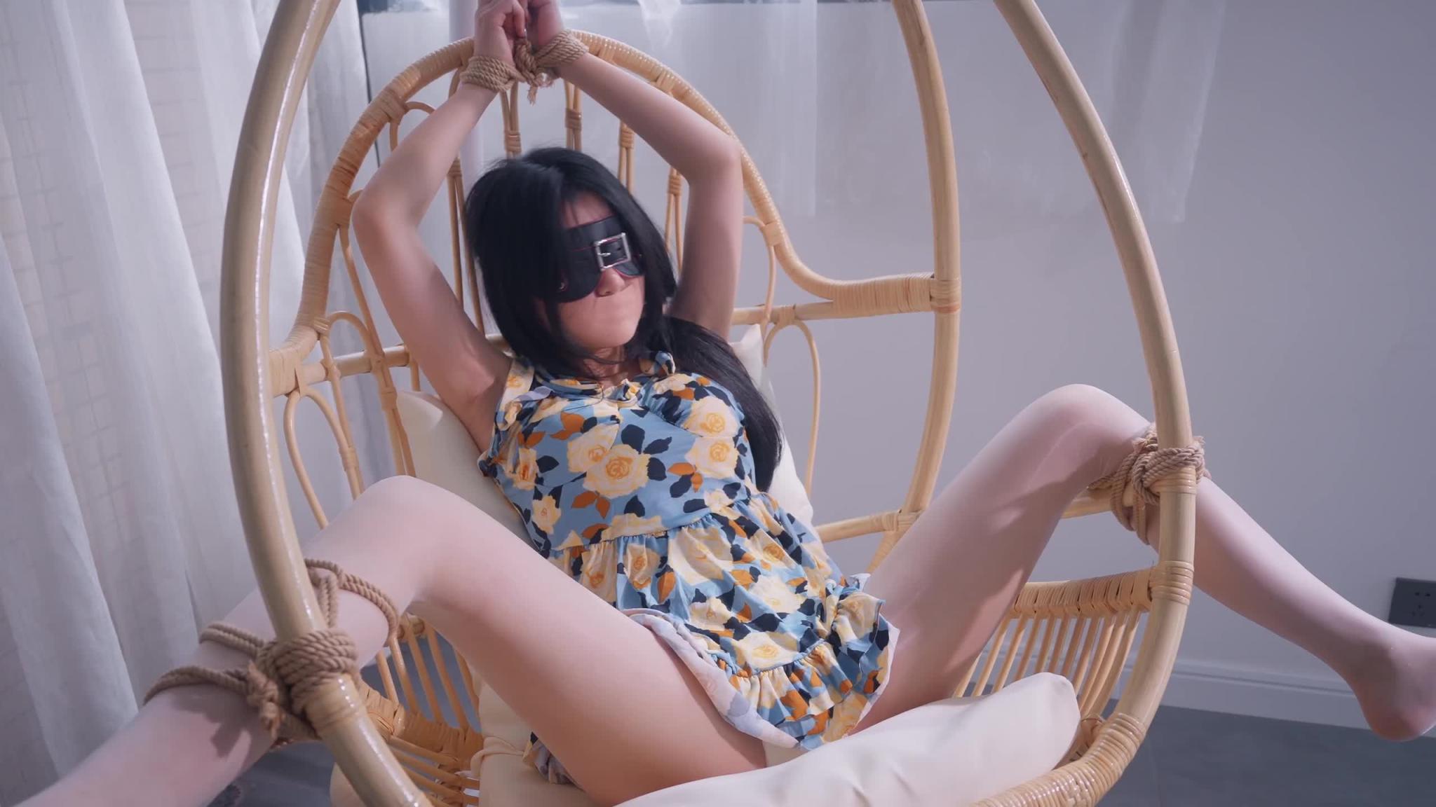 【丝米】白丝女室友今天不上班,被我狠狠踩着pp玩!几番折磨,成了我的乖m 预览截图 8