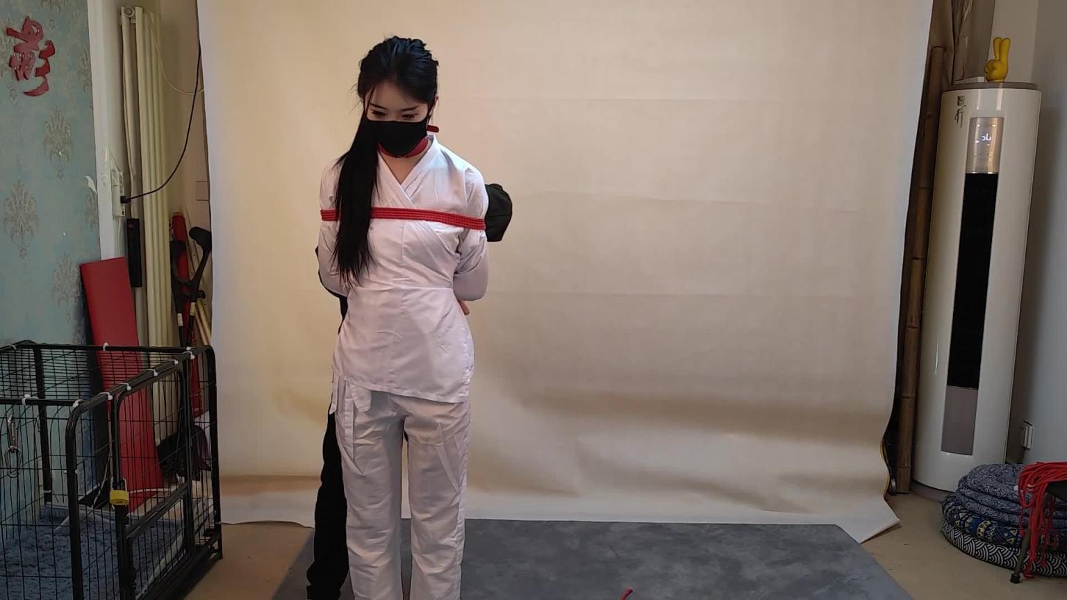 【随心原创】杨蕊 被绑架的女医生 笼子 镣铐 悬吊 预览截图 4